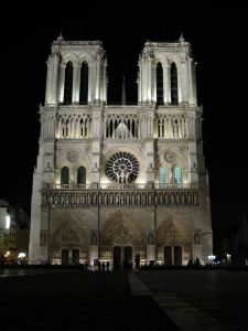 Notre Dame v nočním světle