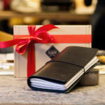 Brašnářství Tlustý představuje tip na vánoční dárek – Luxusní kožený zápisník na míru vašemu stylu